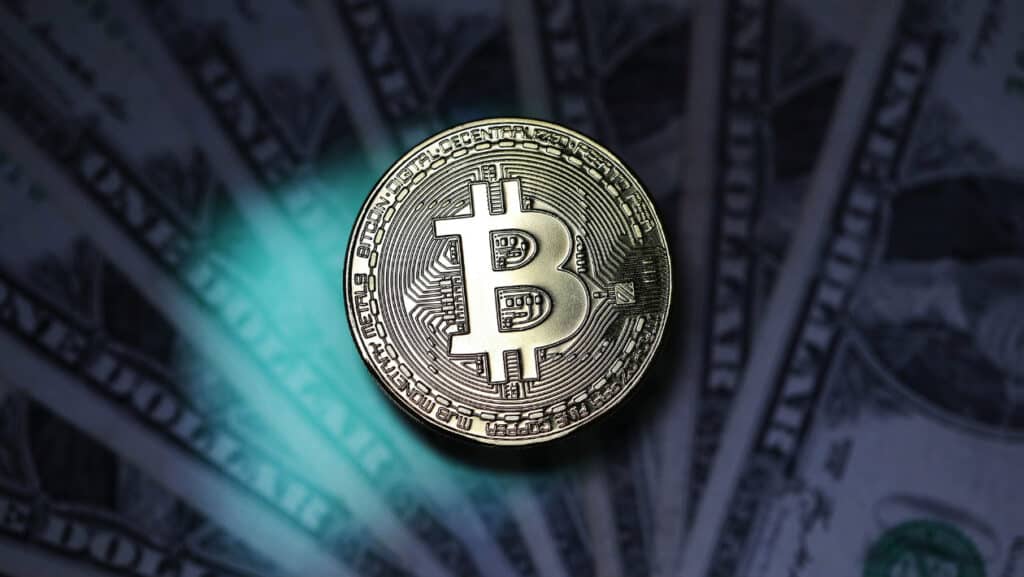 O que é bitcoin, como a moeda virtual funciona, segurança e como investir