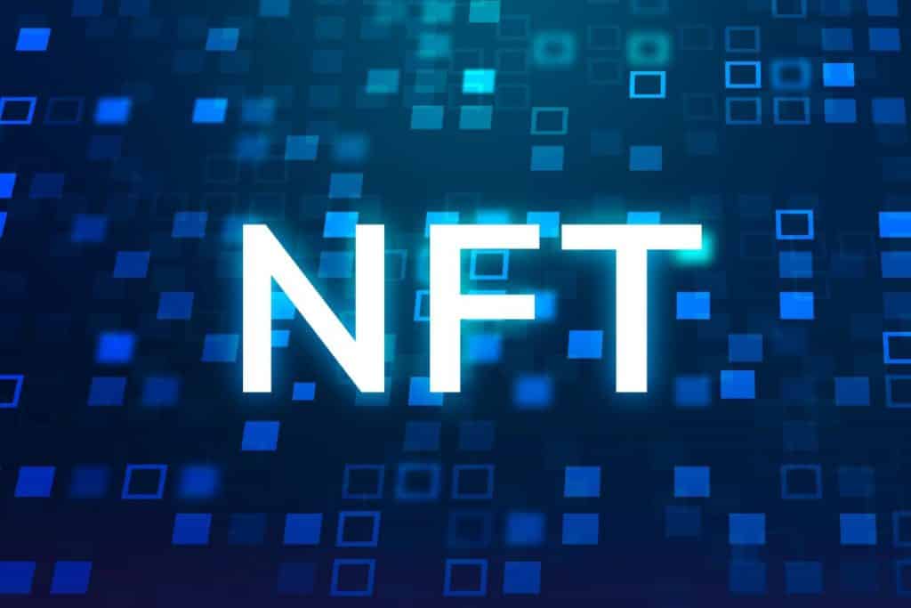 Token não fungível nft e moedas de ouro de dólares no celular. conceito  isométrico de ganhar dólares usd no mercado nft com telefone celular. pague  por itens colecionáveis exclusivos em jogos ou