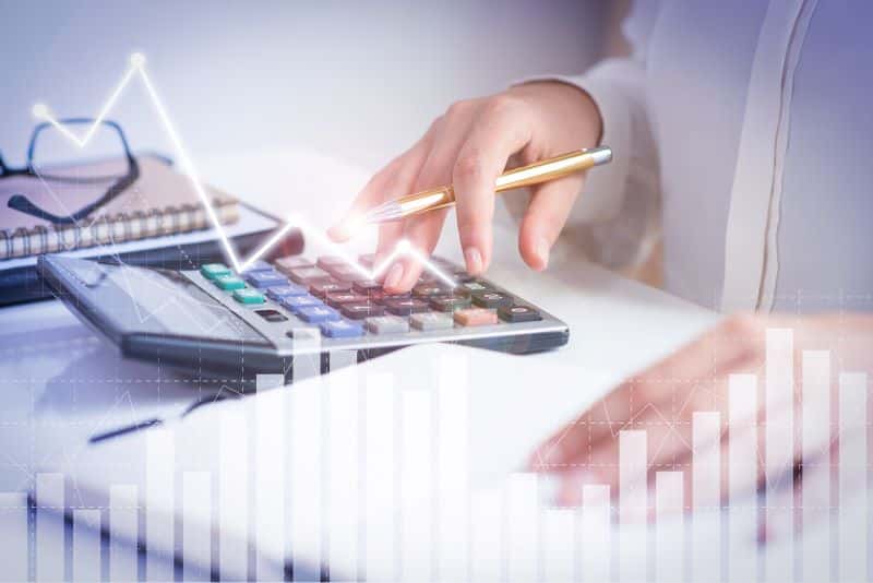 Homem calculando os índices de preços com calculadora.