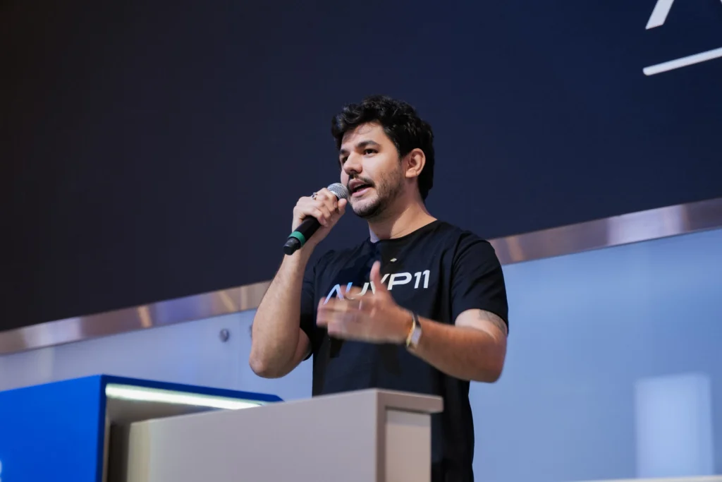 Raul Sena falando no palco em evento da AUVP